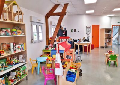 Partie aménagée pour les enfants avec jeux - Intérieur de la médiathèque