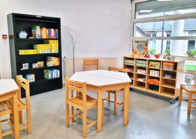 Tables avec jeux de société - Intérieur de la médiathèque