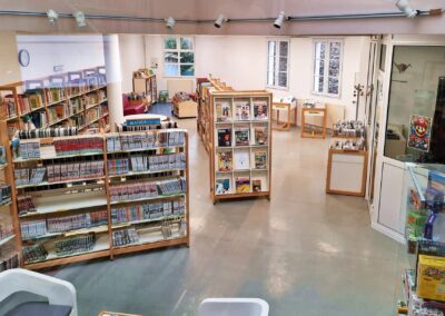 Intérieur de la médiathèque - Etagères de livres