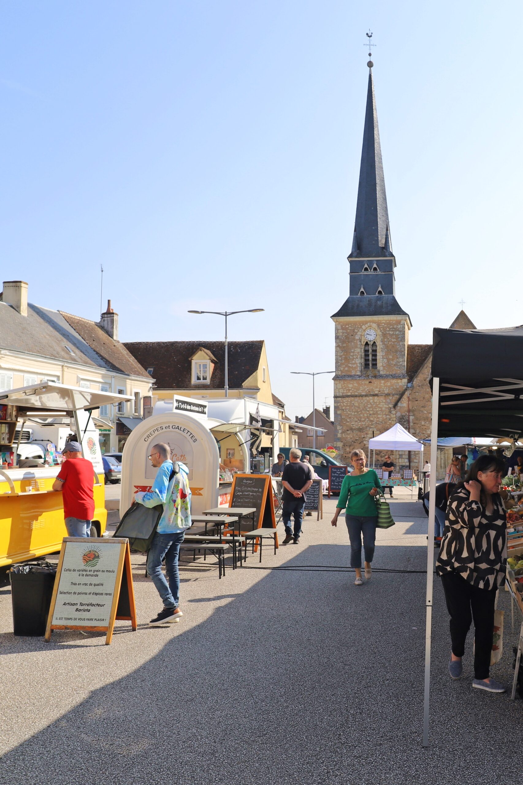 Marché de la commune de Val-au-Perche en été - Stands