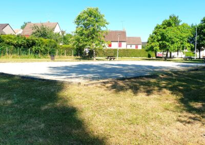 Terrain de pétanque, arbres, bancs et jeux d'enfants au parc de la Pelzinière