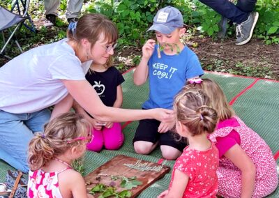 Enfants sentent et touchent les plantes du potager