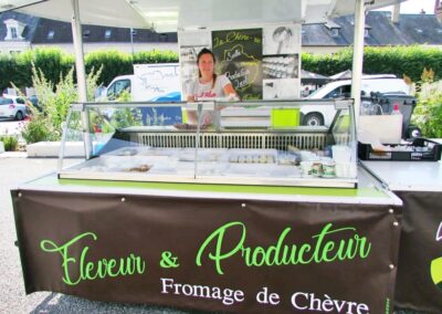 Stand - La Chèvre-rie. Coralie et David de Théligny, éleveurs et producteurs de chèvres, vendent leurs fromages, laitages, etc.