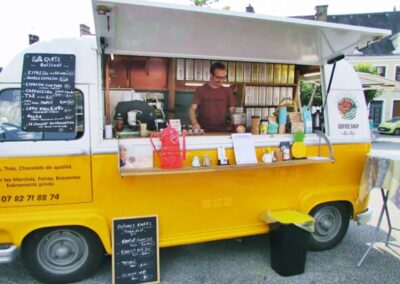 Stand - Café Ravane, l’estafette des saveurs. Pierre-Yves Pigalle de La Ferté-Bernard propose du thé, du café, du café frappé, du chocolat, etc.