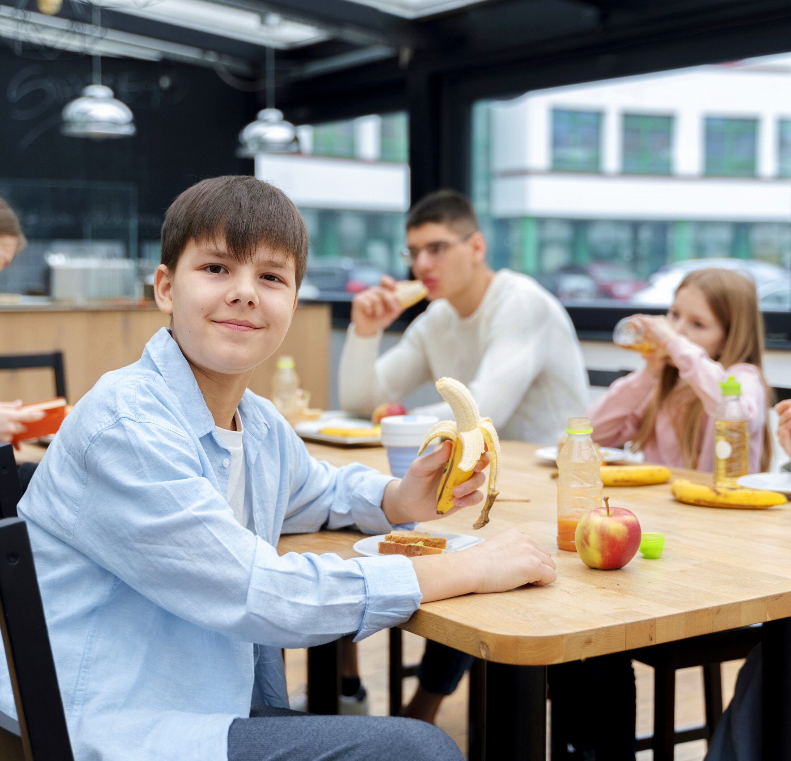 Rénovation de l'école - Enfants assis à table dans la cantine d'une école