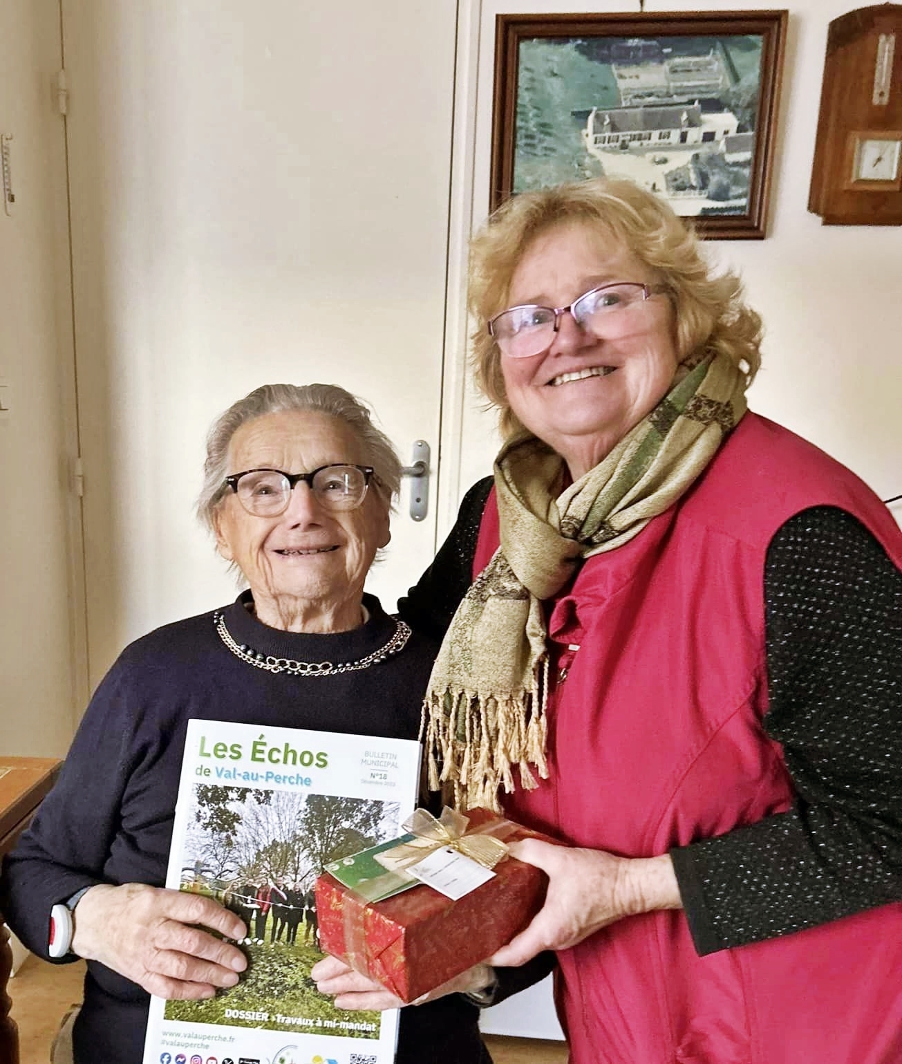 Cadeau distribué aux personnes agées en EPHAD - Deux femmes sourient