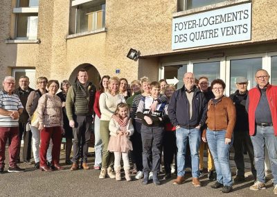Photo de groupe des habitants du foyer logements des quatre vents lors d'un moment convivial avec des réfugiés ukrainiens