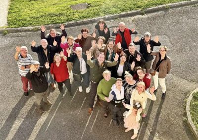 Photo de groupe des habitants du foyer logements des quatre vents lors d'un moment convivial avec des réfugiés ukrainiens