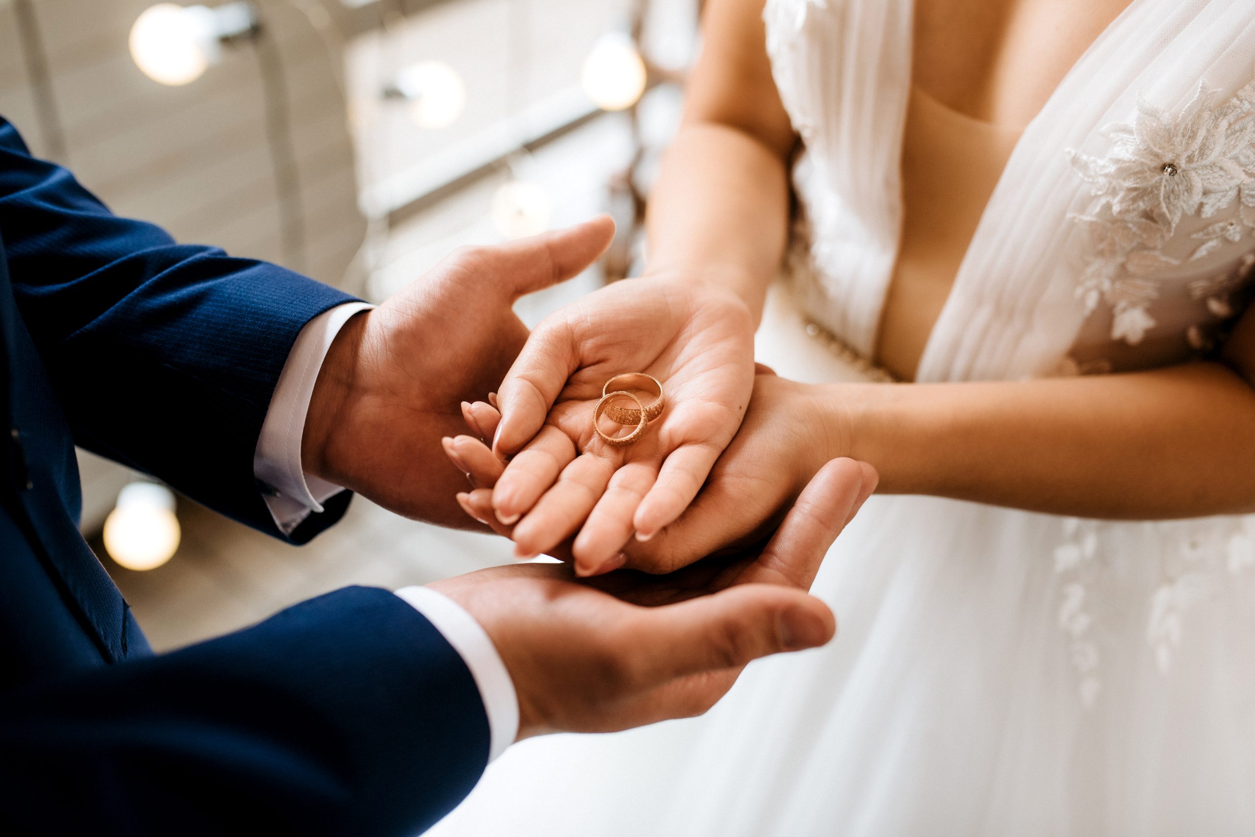 Mariage - Mains avec alliance