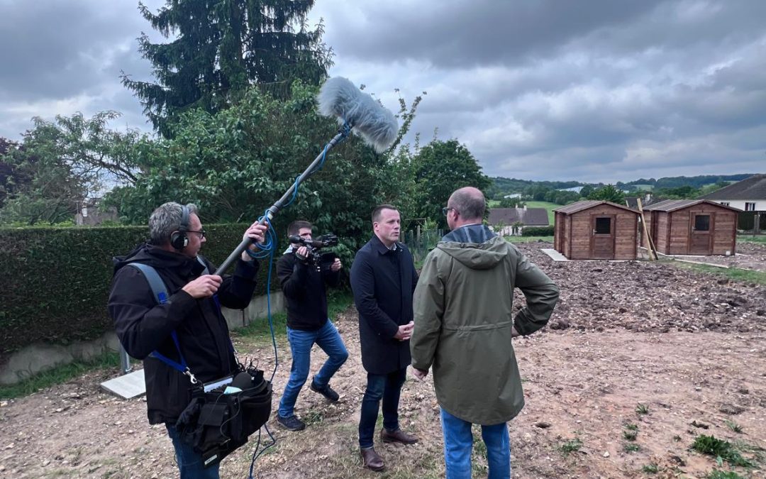 Plantation du potager devant la Mairie en présence des caméras de France 3 Normandie