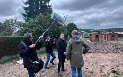 Plantation du potager devant la Mairie en présence des caméras de France 3 Normandie