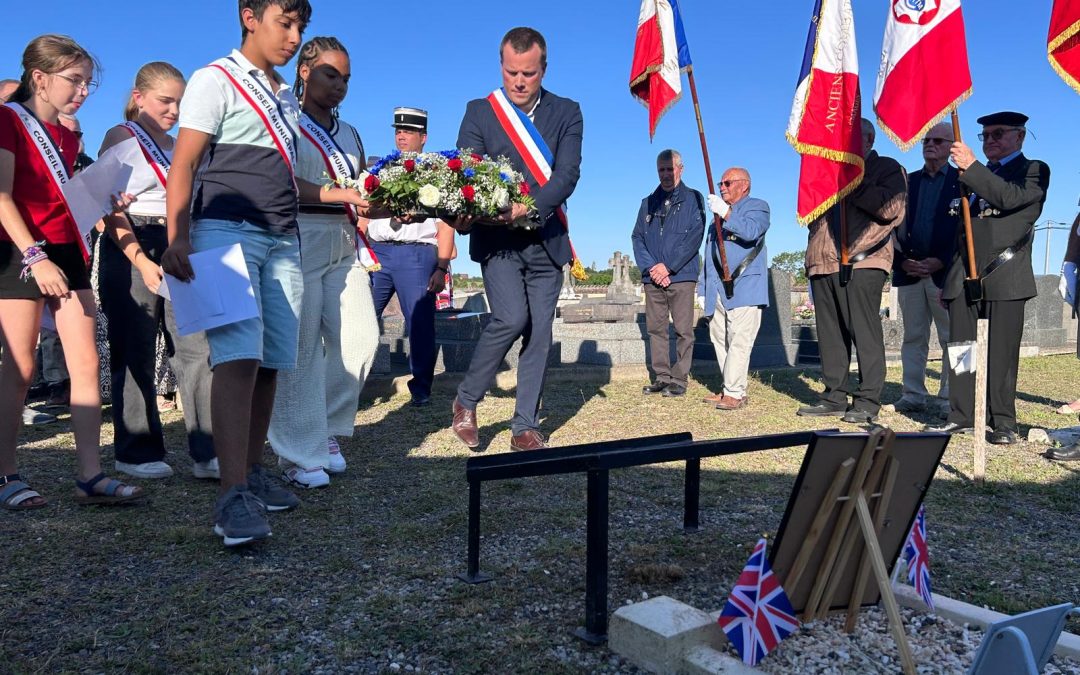 Hommage au soldat britannique Robert Bensley mardi 25 août à Val-au-Perche.