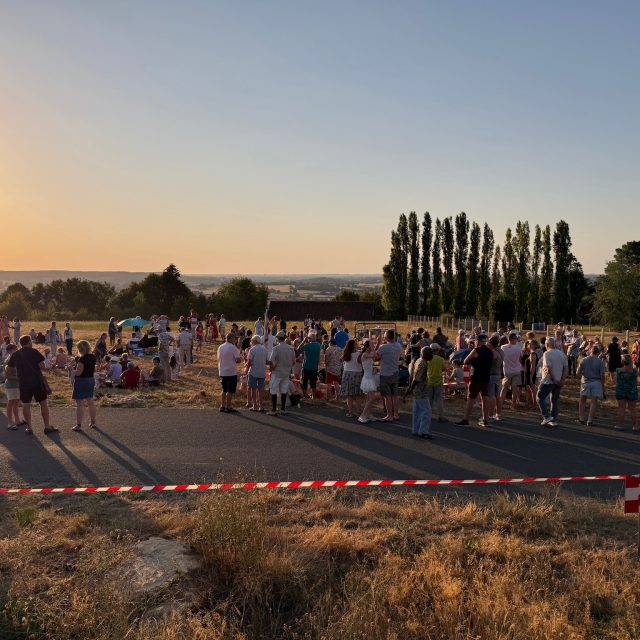 🌞 [Une belle réussite pour l'éclipse solaire à @valauperche61260 !] 🌞Hier soir, près de 200 personnes se sont retrouvées au Chêne Vert à Mâle pour observer l’éclipse solaire organisée par la commune de Val-au-Perche.👨‍👩‍👧‍👦 Un public nombreux, familial et curieux, venu partager ce moment exceptionnel dans une ambiance conviviale et chaleureuse.👓 Face à l’affluence et au nombre limité de lunettes d’observation, celles-ci ont été réparties par famille afin de permettre au plus grand nombre de profiter du spectacle. Beaucoup ont naturellement partagé leur paire à plusieurs, chacun pouvant ainsi observer l’éclipse à tour de rôle.💬 « Cette organisation a très bien fonctionné et s’est faite dans un véritable esprit d’entraide. » explique @lydieturmel Conseillère déléguée au Conseil Municipal des Jeunes🔭 Des animations pédagogiques pour petits et grands animées par Mme et M. Bouteloup.🥄 L’animation de la passoire a notamment rencontré un beau succès !🚗 Une organisation adaptée aux contraintes de l’arrêté préfectoral💬 « Les services techniques avaient préparé en amont les mesures nécessaires afin d’éviter tout stationnement dans les parcelles agricoles et d’orienter les visiteurs vers les espaces autorisés. » @jeanclaudelherault , Adjoint délégué aux Services Techniques👏 Le public a largement contribué à la réussite de la soirée en respectant les consignes et les lieux. Aucun incident n’a été constaté.💬 @sebastienthirouard , Maire de Val-au-Perche : « Avec près de 200 participants, cette soirée aura permis aux habitants de Val-au-Perche et des alentours de lever les yeux vers le ciel et de vivre ensemble un moment rare. C’est une belle réussite pour Val-au-Perche. »🙏 La commune remercie chaleureusement l’ensemble des participants pour leur comportement responsable, ainsi que Perche Astronomie pour la mise à disposition des lunettes d’observation et Mme et M. Bouteloup pour leurs interventions pédagogiques.#ValAuPerche #ÉclipseSolaire #Mâle #Astronomie #Perche #Événement #VieLocale #PercheAstronomie #ValAuPerche2026